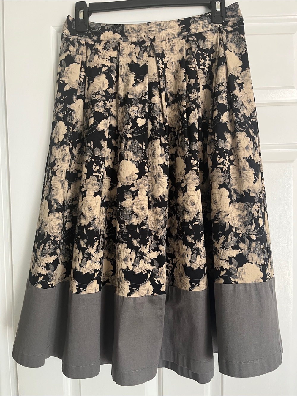 Moon Collection Black and Cream Floral Pleated Midi Skirt with Gray Hem